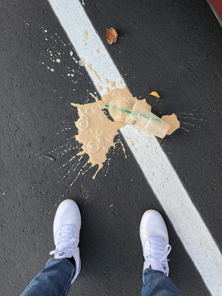 Becher auf Straße