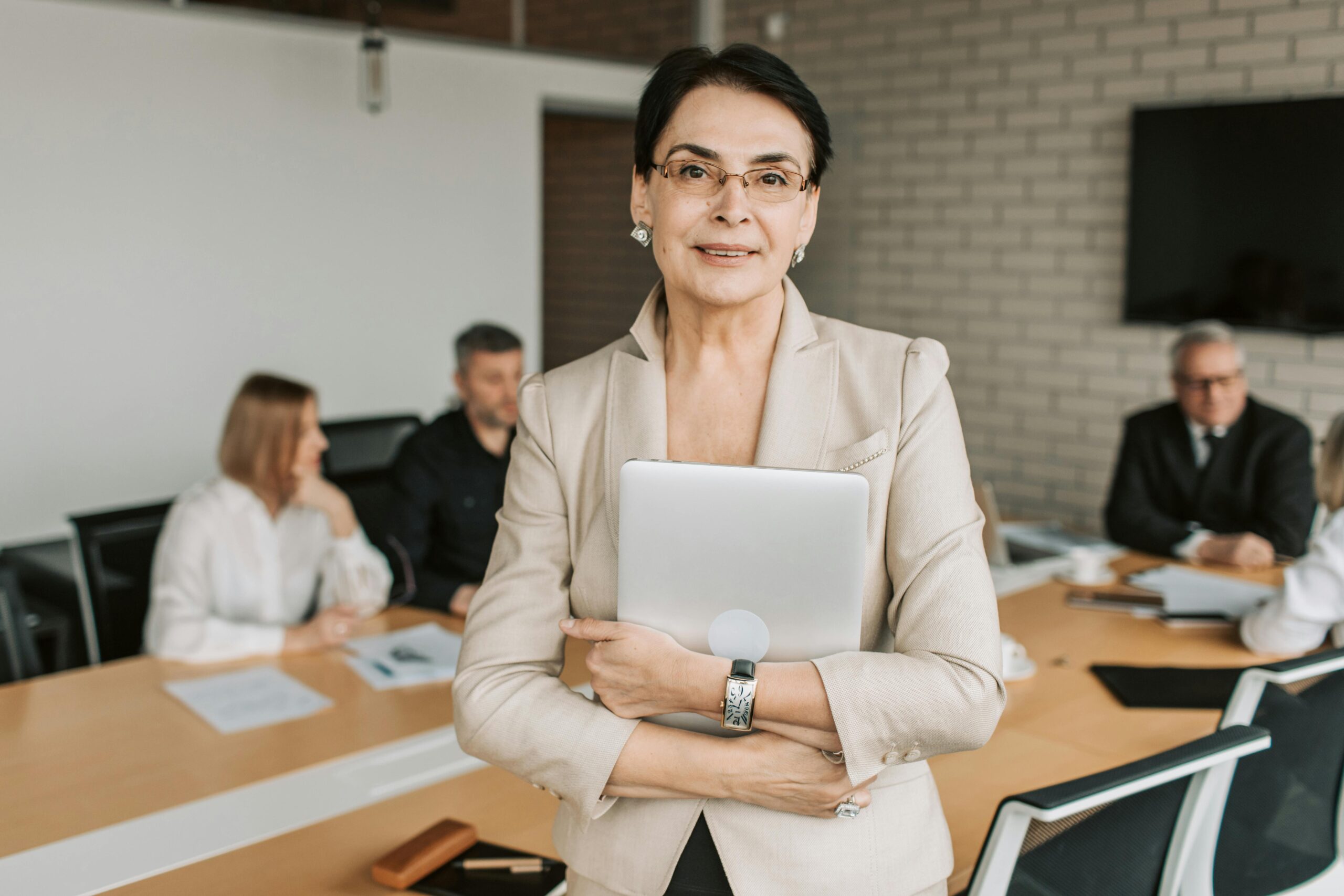 Mitarbeiterin einer Gemeindeverwaltung arbeitet mit digitaler Assistenz am Schreibtisch